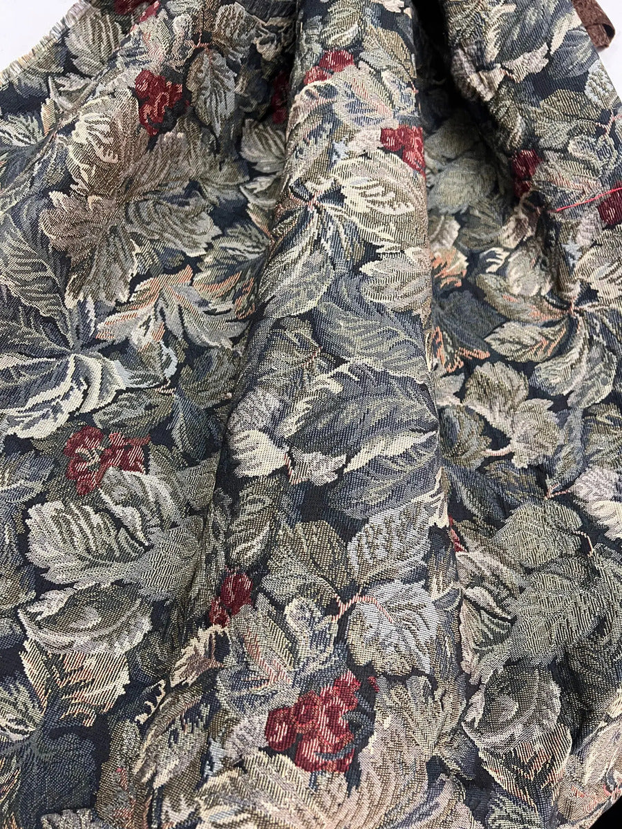 Tela Gobelino Jacquard Hojas Grises y Burdeos – Fondo Oscuro