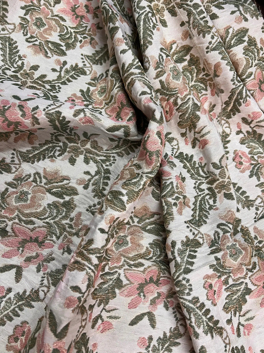 Tela Gobelino Jacquard Rosas Rosadas – Fondo Blanco