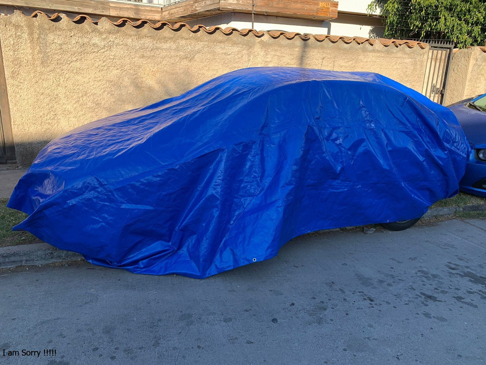 Carpa impermeable cubriendo vehículo