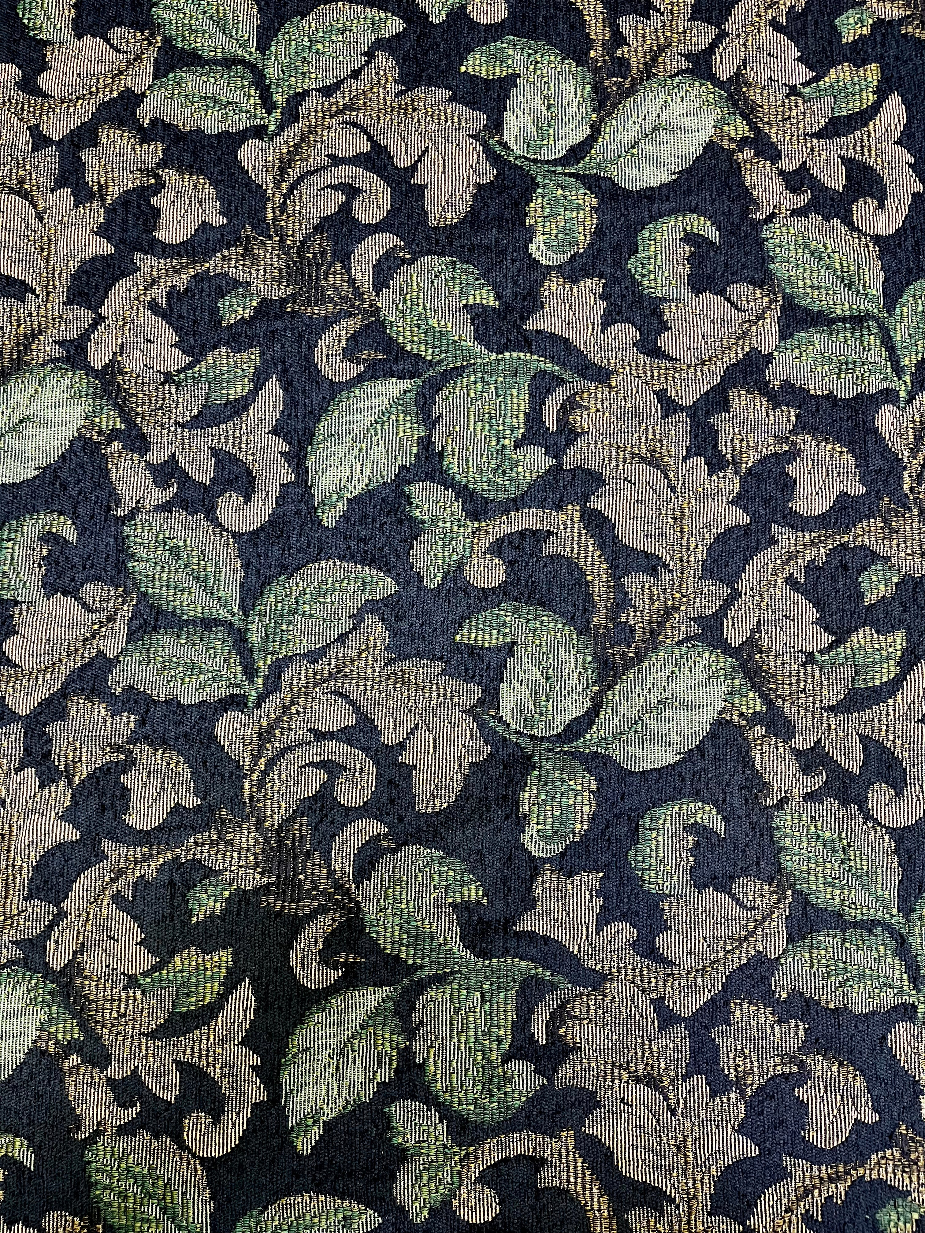 Tela Gobelino Jacquard Fondo Negro – Hojas Verdes y Doradas
