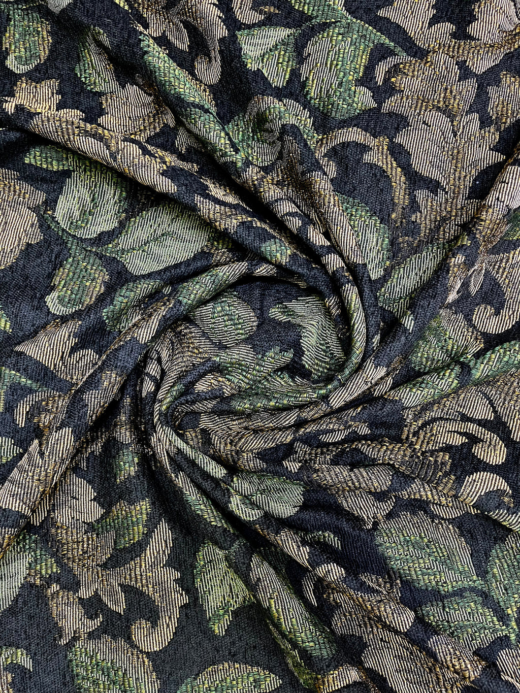 Tela Gobelino Jacquard Fondo Negro – Hojas Verdes y Doradas