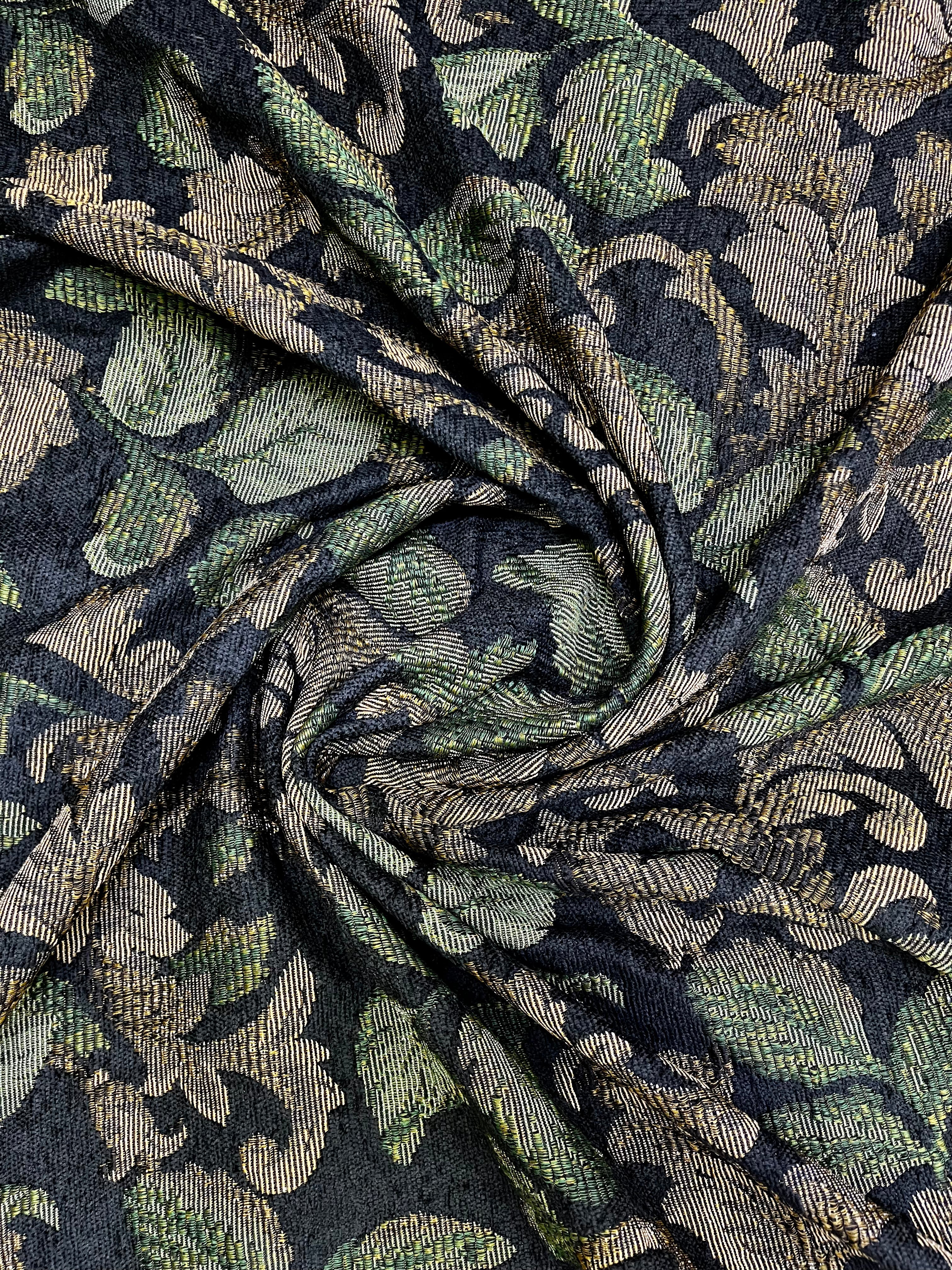 Tela Gobelino Jacquard Fondo Negro – Hojas Verdes y Doradas