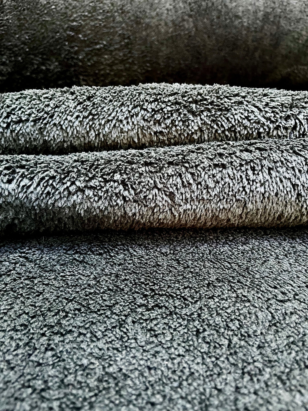 Tela Corderito Negro – Ideal para Abrigo y Manualidades